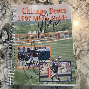 Chicago Bears 1997 Media Guide signed Curtis Conway 80 Erik Kramer 12 vintage